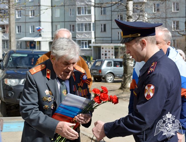 В Сыктывкаре стартовала патриотическая акция «Парад у дома ветерана»