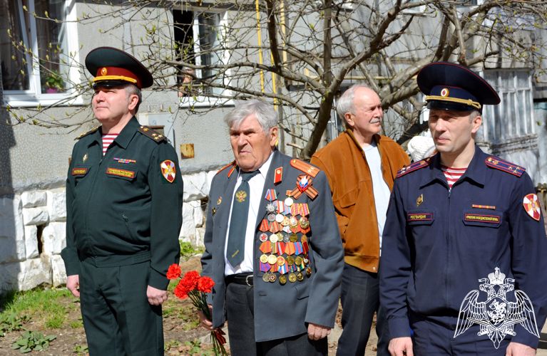 В Сыктывкаре стартовала патриотическая акция «Парад у дома ветерана»