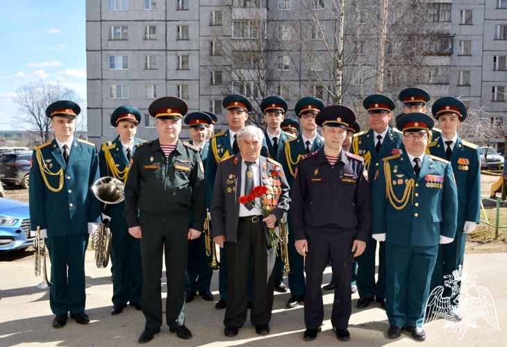 В Сыктывкаре стартовала патриотическая акция «Парад у дома ветерана»