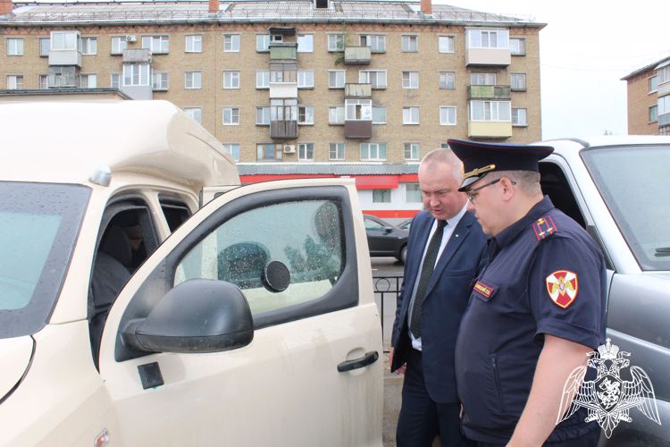 Финансисты Коми передали автомобиль росгвардейцам, участвующим в СВО
