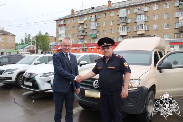 Финансисты Коми передали автомобиль росгвардейцам, участвующим в СВО