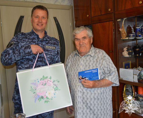 В Сыктывкаре росгвардейцы поздравили ветерана вневедомственной охраны с 94-летием