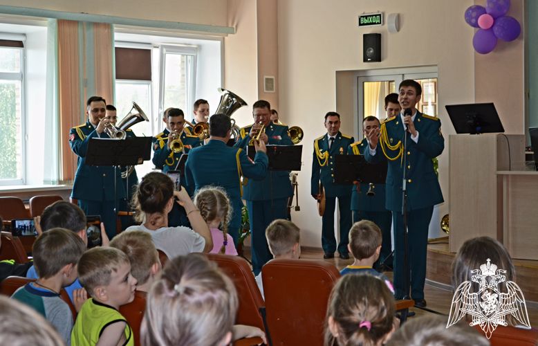 В Сыктывкаре военный оркестр Росгвардии поздравил юных пациентов с праздником детства