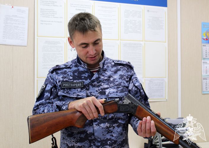 Сыктывкарец нашел две единицы оружия и сдал их в отделение лицензионно-разрешительной работы Росгвардии