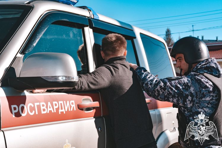 В Сыктывкаре росгвардейцы задержали агрессивного нарушителя, угрожавшего женщине 