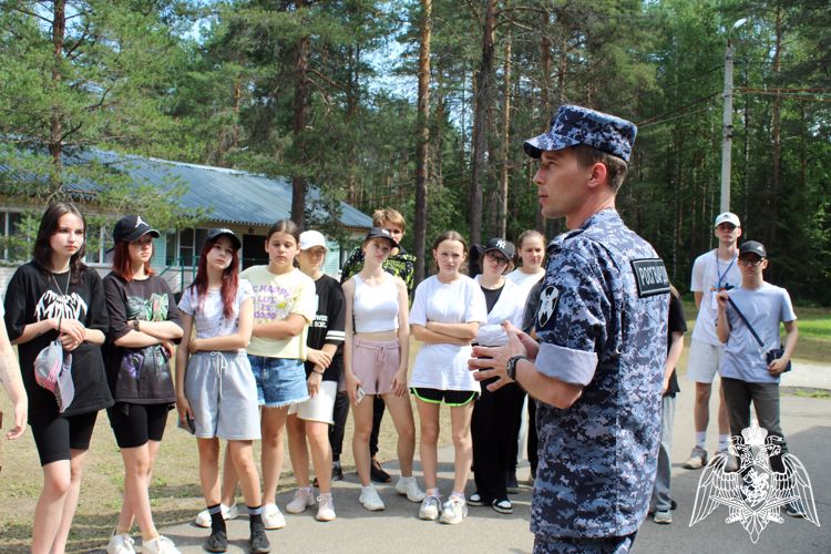 Росгвардейцы провели профориентационное занятие для участников профильной смены в «Гренаде» 