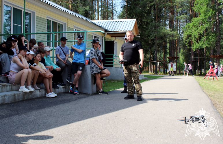 Росгвардейцы провели профориентационное занятие для участников профильной смены в «Гренаде» 