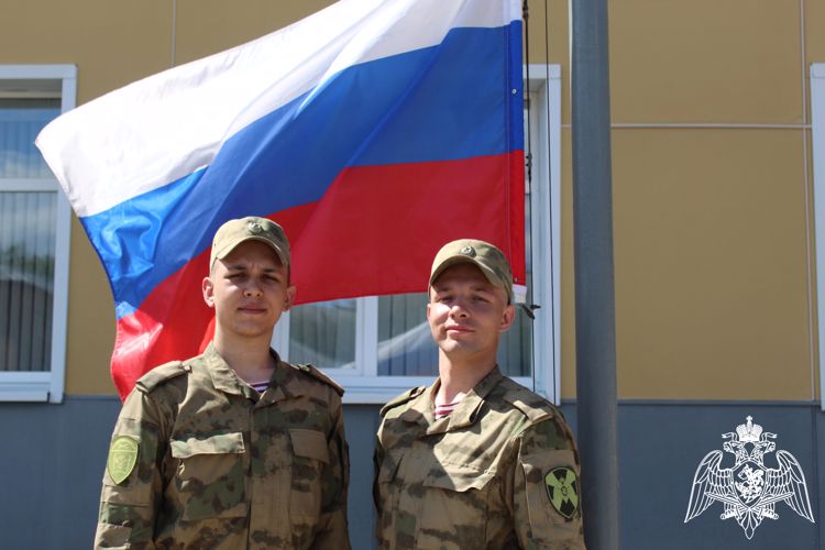 Росгвардейцы из Коми присоединились к онлайн-флешмобу Музея Победы «Цвета Российского Флага»