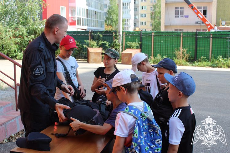 В Сыктывкаре сотрудники ОМОН «Зырянин» провели урок мужества для детей «Я-патриот» 