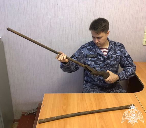 В Сыктывкаре местный житель нашел в русской печи оружие и добровольно сдал в Росгвардию