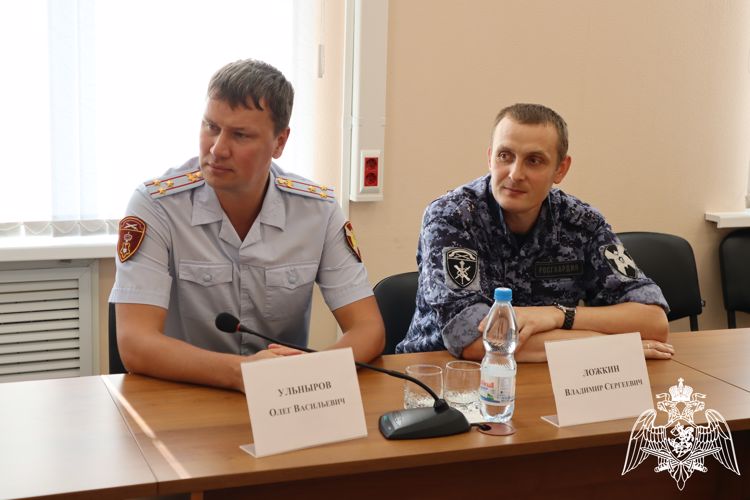 В Сыктывкаре представители Росгвардии приняли участие в прямой линии по вопросам готовности образовательных организаций к новому учебному году