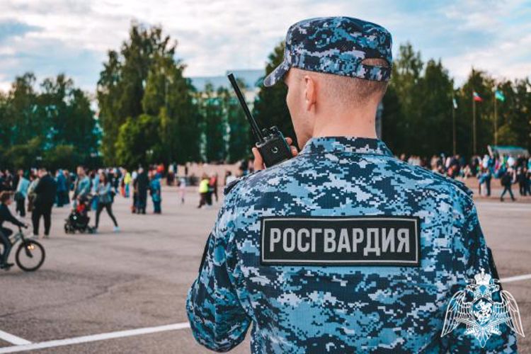 Сотрудники Росгвардии обеспечивают безопасность на избирательных участках Республики Коми