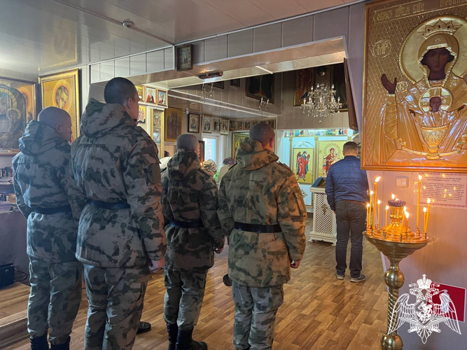 В Коми в день памяти князя Александра Невского военнослужащие Росгвардии приняли участие в молебне
