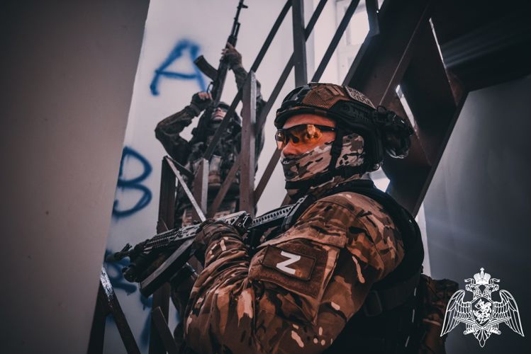 Сотрудники ОМОН «Зырянин» отработали боевые и специальные навыки во время полевого выхода