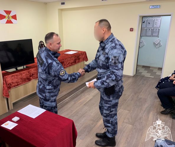 Воркутинские школьники поздравили росгвардейцев с Днем образования ОМОН России