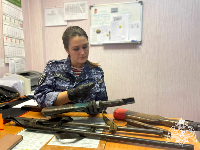 Мужчина, находясь на охоте, нашел две единицы оружия и сдал их в Росгвардию