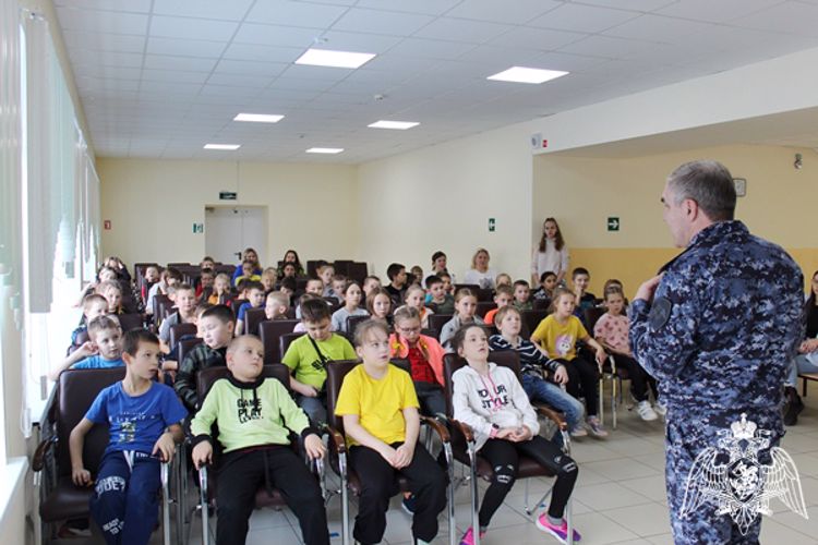 В преддверии Дня народного единства Росгвардия Коми провела тематические мероприятия в подшефной школе