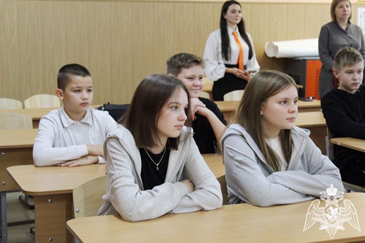 Офицер Росгвардии Коми провел урок мужества для сыктывкарских школьников