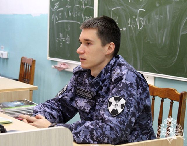 Офицер Росгвардии рассказал сыктывкарским гимназистам о поступлении в военные вузы ведомства