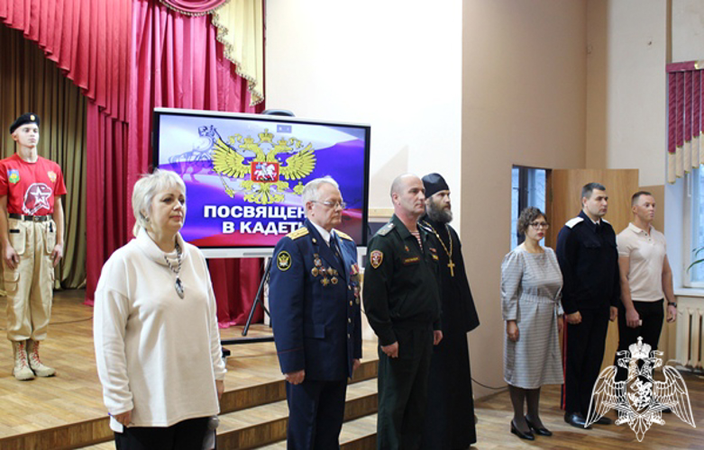 Офицер Росгвардии поздравил сыктывкарских школьников с посвящением в кадеты