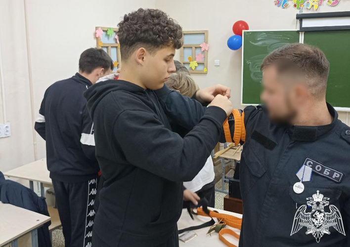 В Республике Коми росгвардейцы провели уроки мужества в рамках Дня Героя Отечества