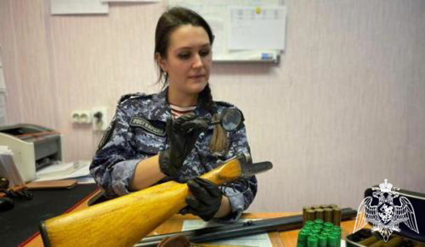 В Сыктывкаре местный житель принес в Росгвардию найденное оружие и более 50 штук  патронов