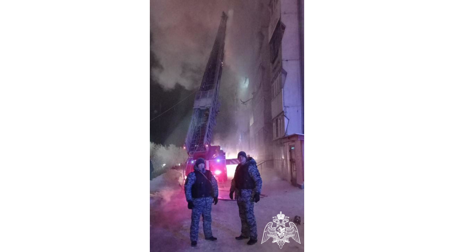 В Сыктывкаре росгвардейцы помогли эвакуировать жильцов из горящих и задымленных квартир