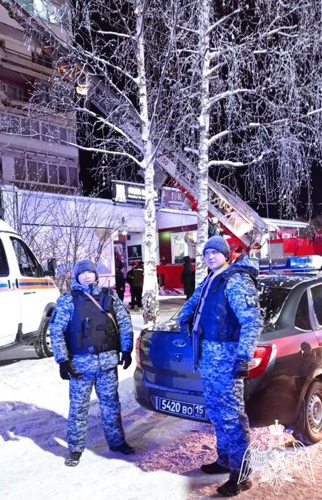В Сыктывкаре росгвардейцы помогли эвакуировать жильцов из горящих и задымленных квартир