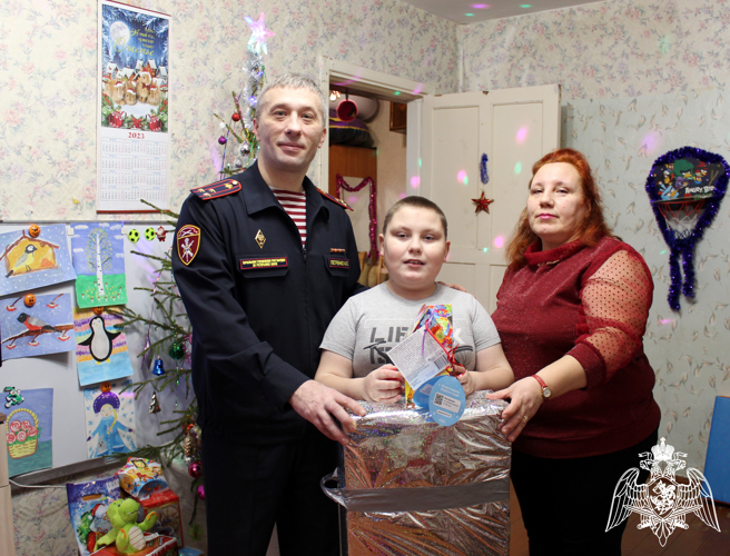 Начальник Управления Росгвардии по Республике Коми принял участие в благотворительной акции «Ёлка желаний»