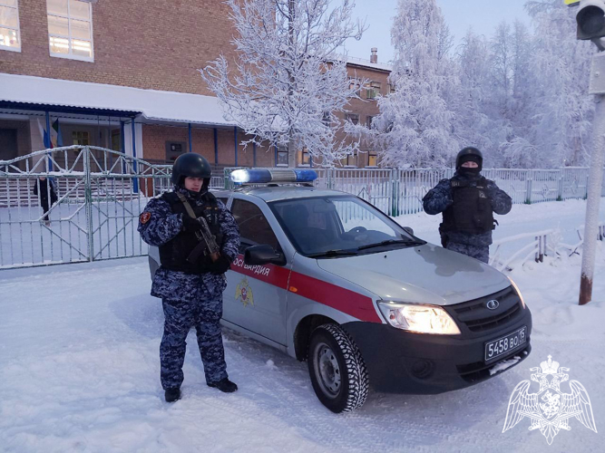 В Печоре в учебном заведении росгвардейцы задержали нетрезвого мужчину 