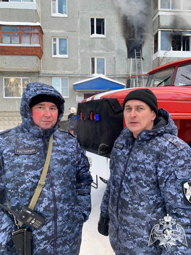 Росгвардейцы в Сыктывкаре помогли эвакуировать жильцов многоэтажки во время пожара 