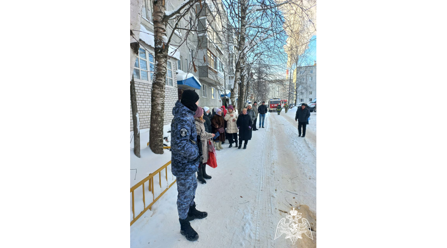 Росгвардейцы в Сыктывкаре помогли эвакуировать жильцов многоэтажки во время пожара 