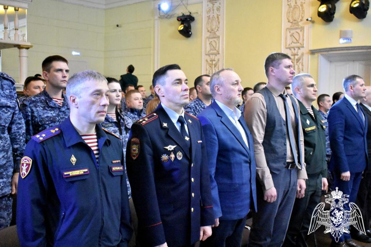 В Сыктывкаре росгвардейцев поздравили с 55-летием подразделений лицензионно-разрешительной работы и государственного контроля