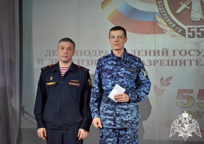 В Сыктывкаре росгвардейцев поздравили с 55-летием подразделений лицензионно-разрешительной работы и государственного контроля