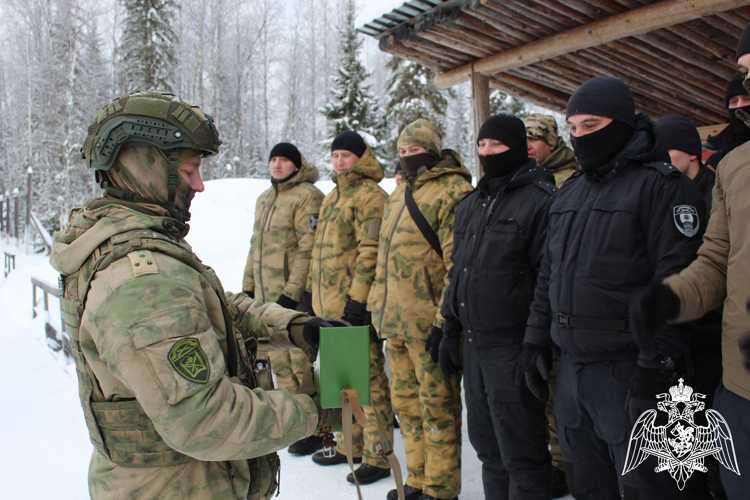  Сыктывкаре сотрудники ОМОН и СОБР Росгвардии проходят профессиональную подготовку