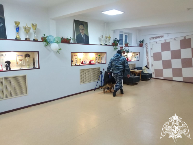 В Воркуте сотрудники ОМОН «Арктика» обследуют места проведения чемпионата Республики Коми по шахматам