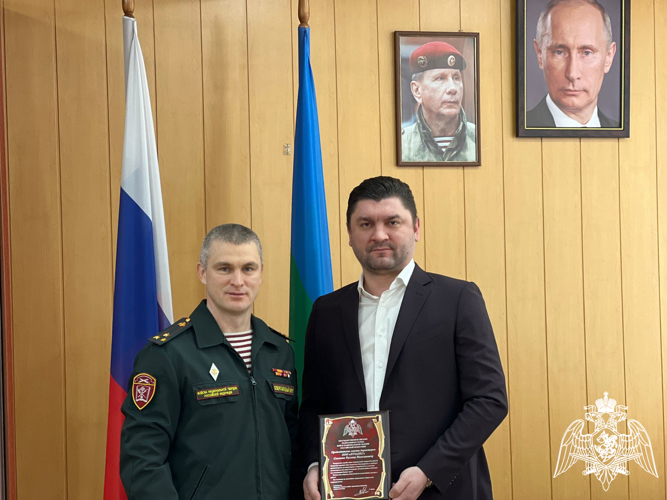 В Сыктывкаре начальник Центра подготовки личного состава Росгвардии вручил благодарственное письмо председателю совета директоров ООО «Лузалес» Руслану Семенюку