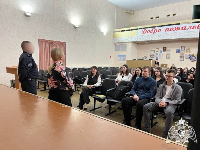 Сотрудник СОБР познакомил сыктывкарских студентов со службой в спецподразделении Росгвардии 