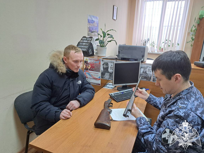 Жители Усть-Кулома добровольно сдали в Росгвардию предметы вооружения