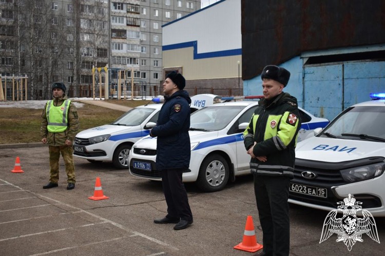 Автоинспекторы Росгвардии и Госавтоинспекции провели занятия дорожной безопасности для сыктывкарских школьников и студентов