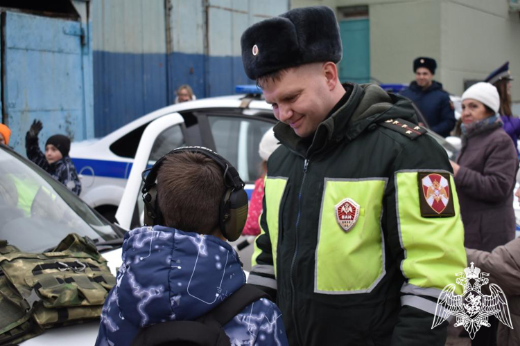 Автоинспекторы Росгвардии и Госавтоинспекции провели занятия дорожной безопасности для сыктывкарских школьников и студентов