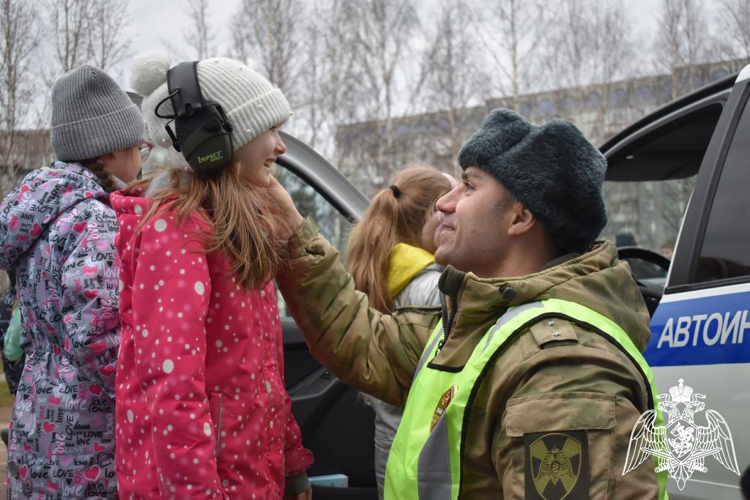 Автоинспекторы Росгвардии и Госавтоинспекции провели занятия дорожной безопасности для сыктывкарских школьников и студентов