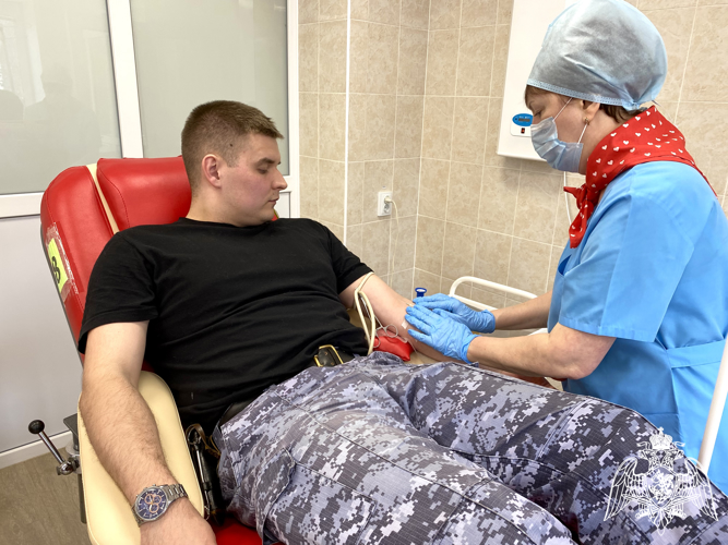 В преддверии Национального дня донора сыктывкарские росгвардейцы приняли участие в добровольной сдаче крови
