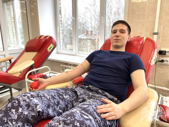 В преддверии Национального дня донора сыктывкарские росгвардейцы приняли участие в добровольной сдаче крови