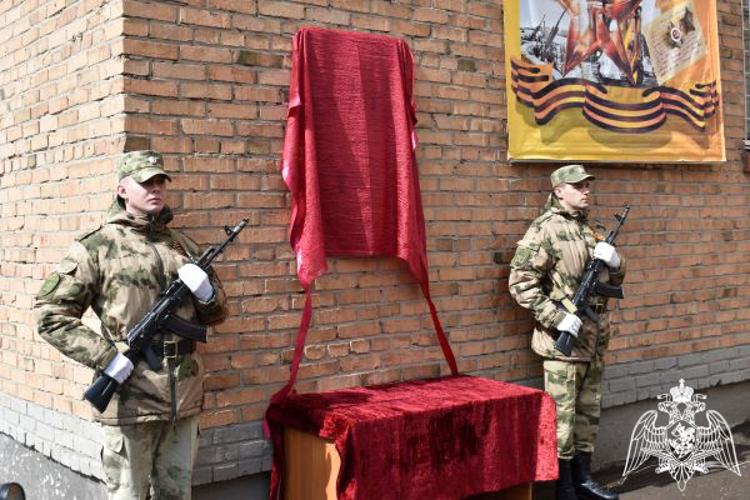 В Сыктывкаре увековечили память офицера Росгвардии, погибшего в ходе специальной военной операции