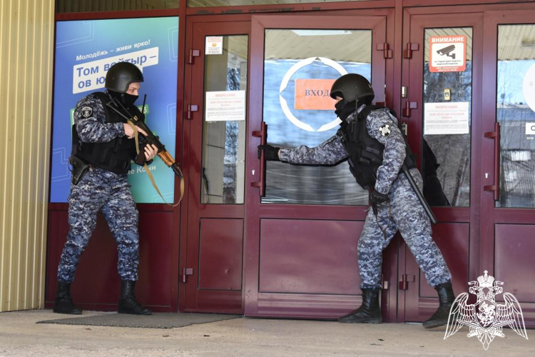В Сыктывкаре росгвардейцы приняли участие во всероссийских учениях по антитеррористической защищенности объектов образования