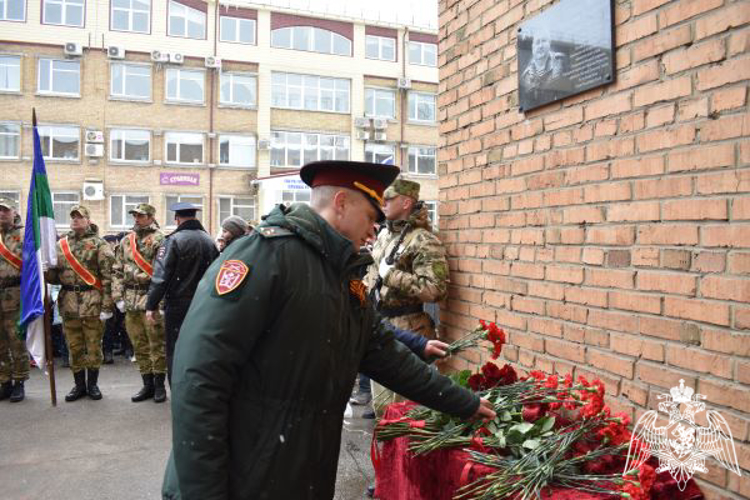 В Сыктывкаре увековечили память офицера Росгвардии, погибшего в ходе специальной военной операции