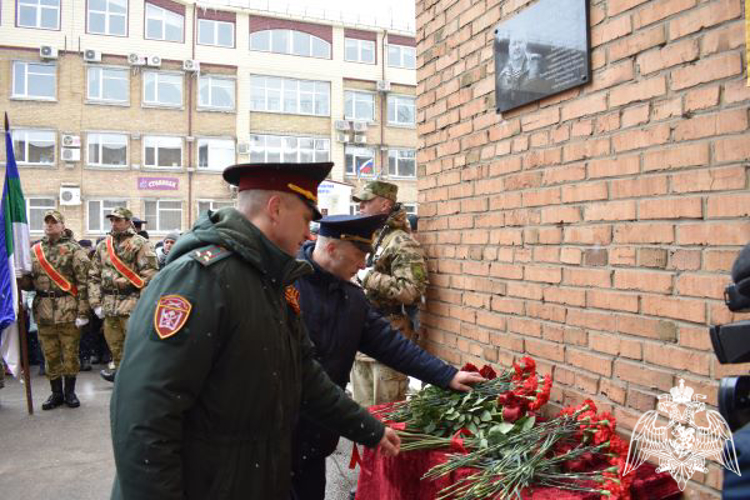 В Сыктывкаре увековечили память офицера Росгвардии, погибшего в ходе специальной военной операции