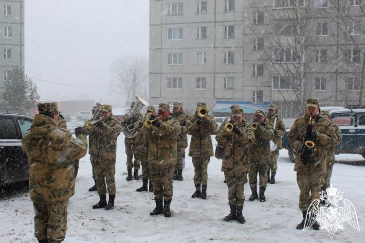 В Сыктывкаре военный оркестр Росгвардии поздравил ветерана службы с Днем Победы
