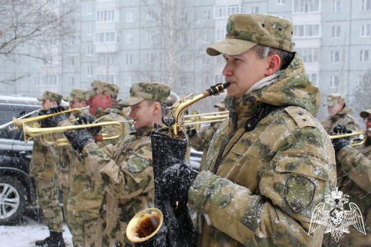 В Сыктывкаре военный оркестр Росгвардии поздравил ветерана службы с Днем Победы